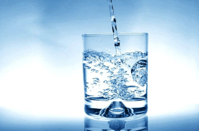 Không uống đủ nước khiến mi yếu và dễ bị rụng
