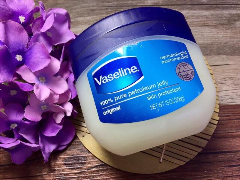 Vaseline có thể trị thâm môi khi kết hợp với các thành phần khác như dầu dừa, dầu oliu,...