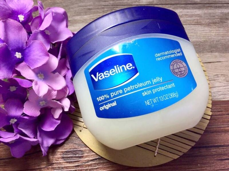 Sử dụng vaseline là cách làm chân mày rậm phù hợp cho cả nam và nữ