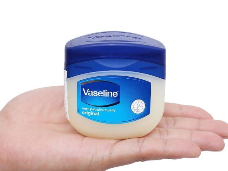 Bạn có thể dùng vaseline để dưỡng da hiệu quả