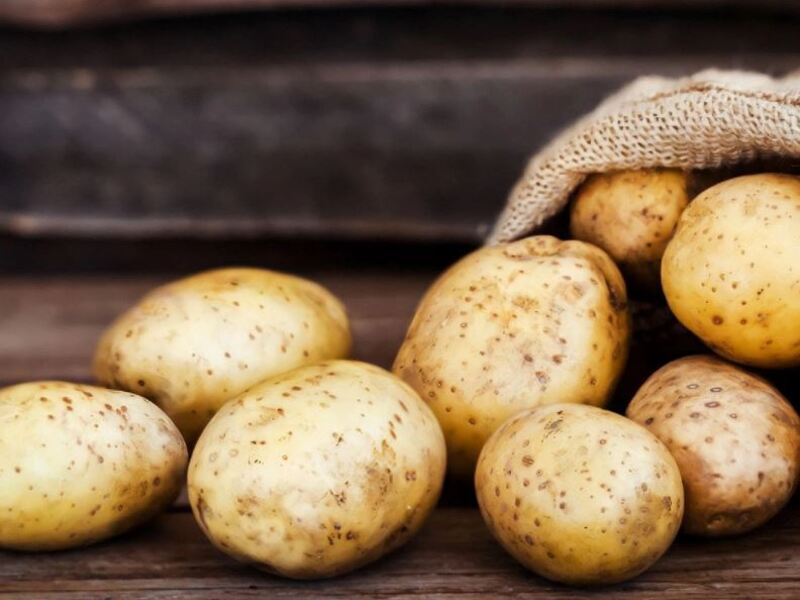 Trong 100g khoai tây sẽ có khoảng 76.7 calo