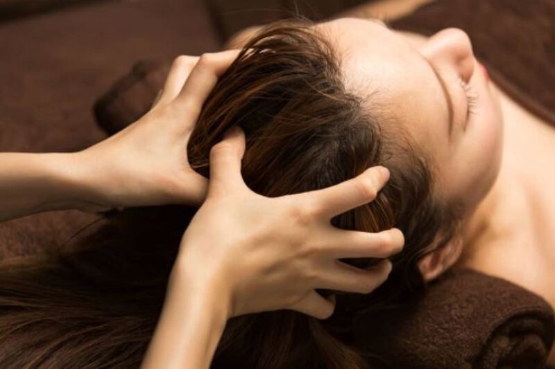 Massage cho da đầu sẽ giúp giảm tình trạng rụng tóc hiệu quả