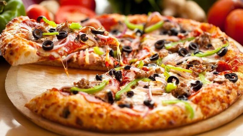 Một miếng pizza phô mai có trọng lượng 107g sẽ chứa khoảng 285 calo