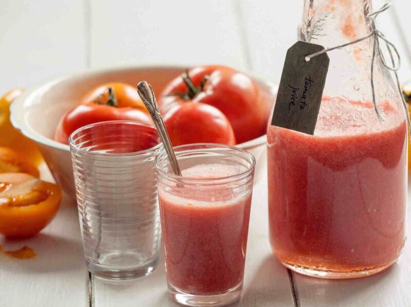 Uống nước ép cà chua đều đặn mỗi ngày giúp trắng da hiệu quả