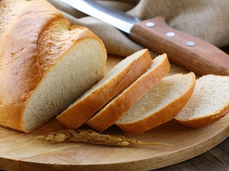Bánh mì có thể gây ảnh hưởng đến màu sắc của môi sau khi phun