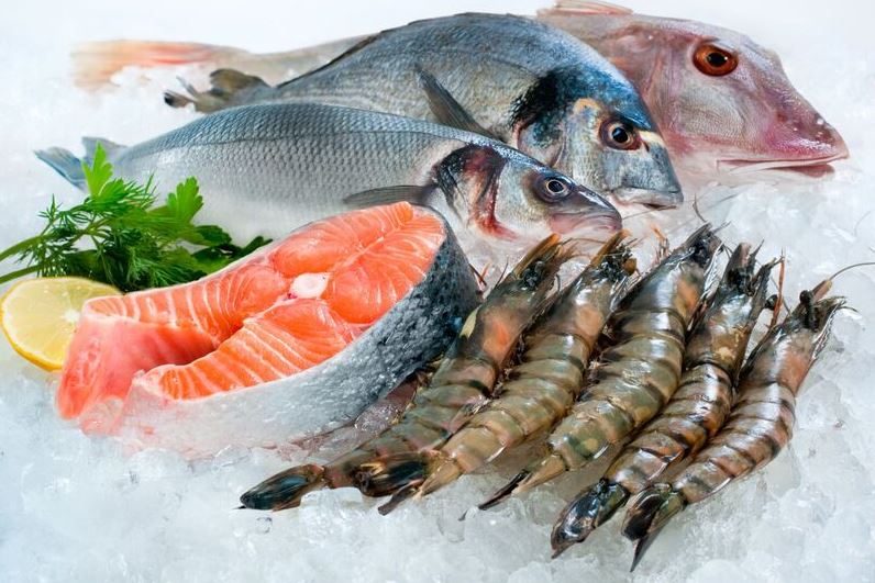 Việc ăn hải sản sau khi phun môi có thể gây ra sẹo lồi, sẹo lõm