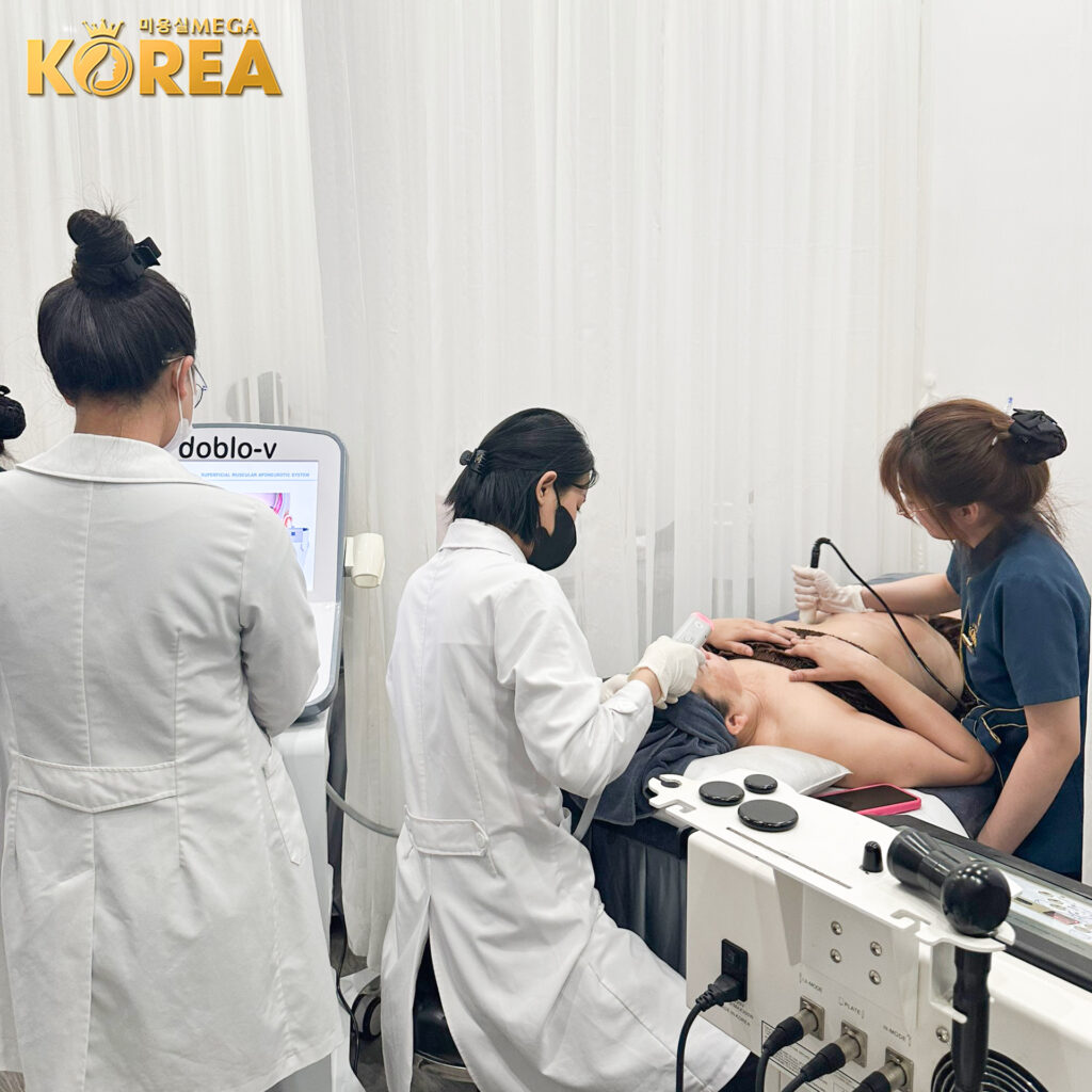 Đội ngũ bác sĩ và kỹ thuật viên thực hiện liệu trình giảm béo cho khách hàng tại Mega Korea