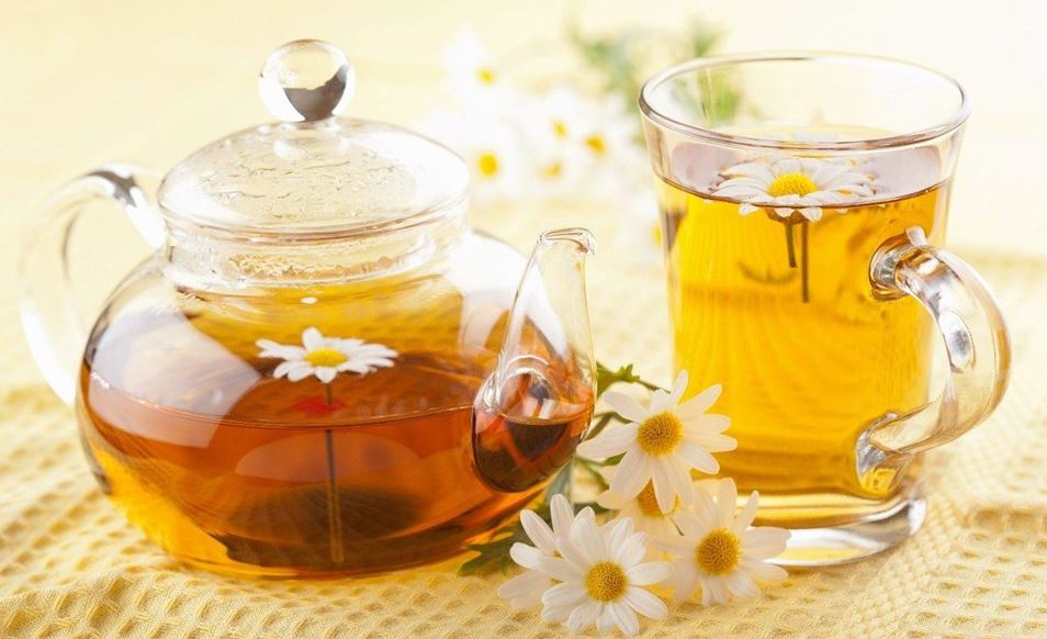Uống trà hoa cúc trước khi ngủ giúp cải thiện làn da và giúp ngủ ngon