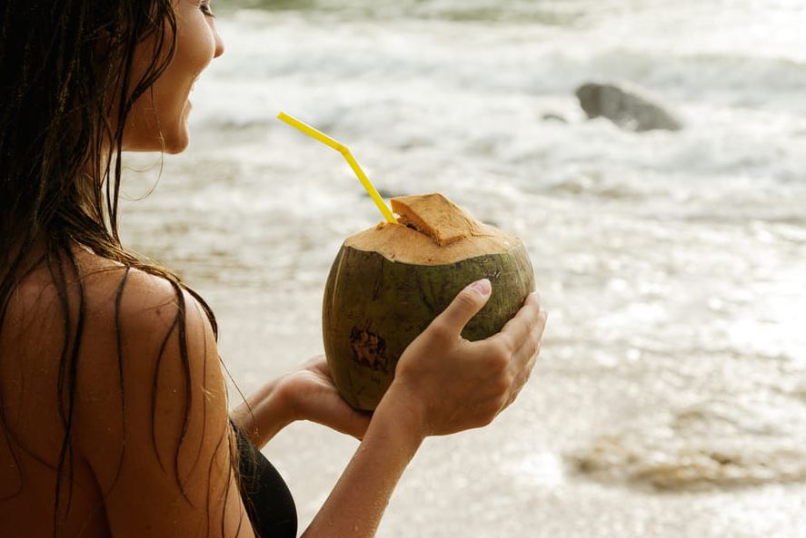 Uống nước dừa mỗi ngày có đẹp da không?