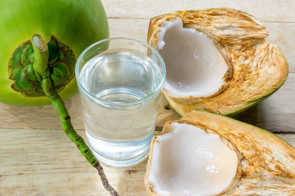 Sau phun môi uống nước dừa được không?