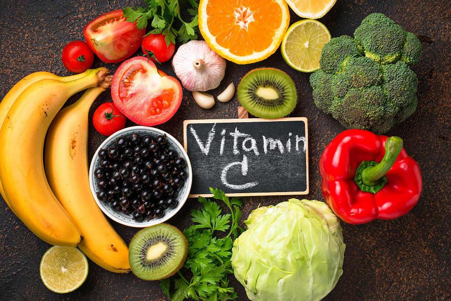Một số loại thực phẩm có chứa vitamin A và vitamin C là: chanh, cam, táo, dứa, nho, đào, ớt chuông, bó đỏ, cà rốt,...